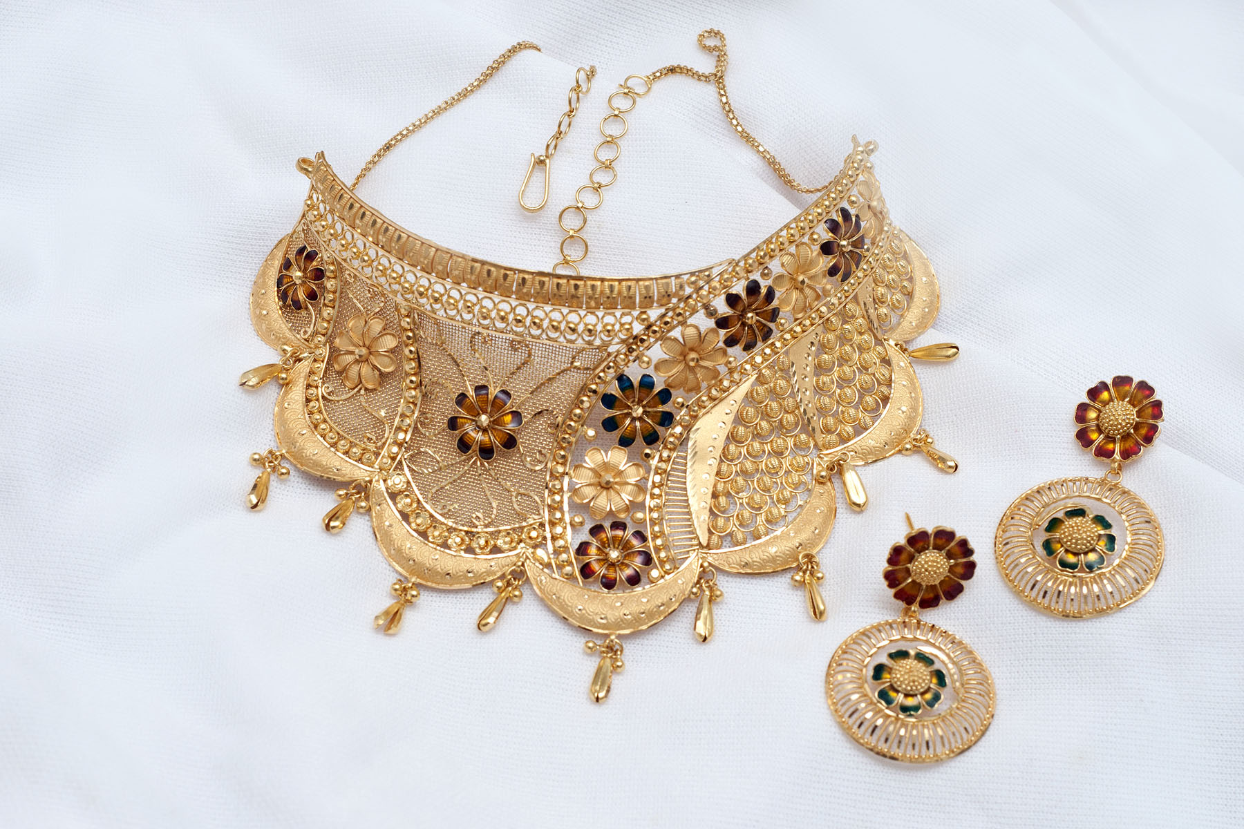 Latest Gold Choker Designs simple & light weight for wedding
